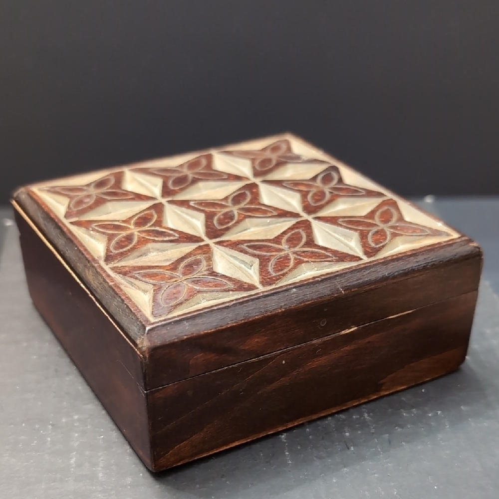 VGT, Handcrafted Wooden,Lidded Trinket Box with Marquetry Inlay.